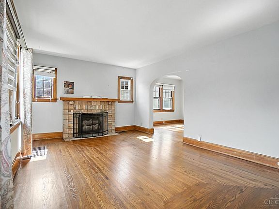 3rd image of 1847 Garden Ln