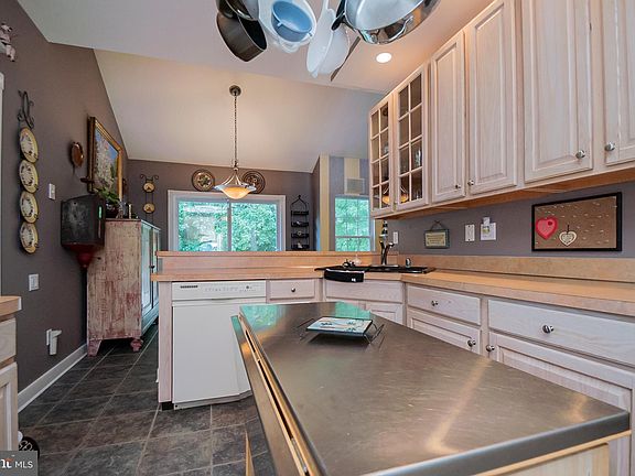 3rd image of 9 Rose Hill Dr