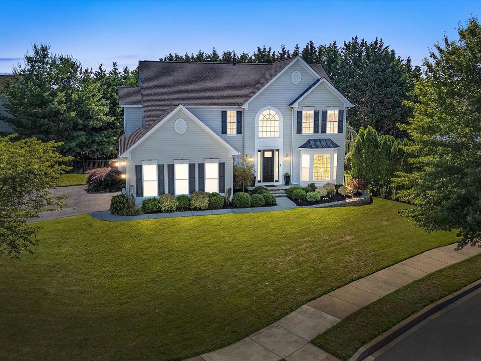 1st image of 701 Pinewood Dr