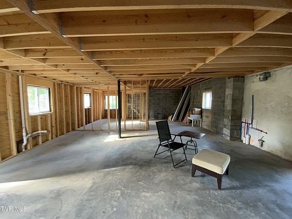 4th image of 509 W Broadway St