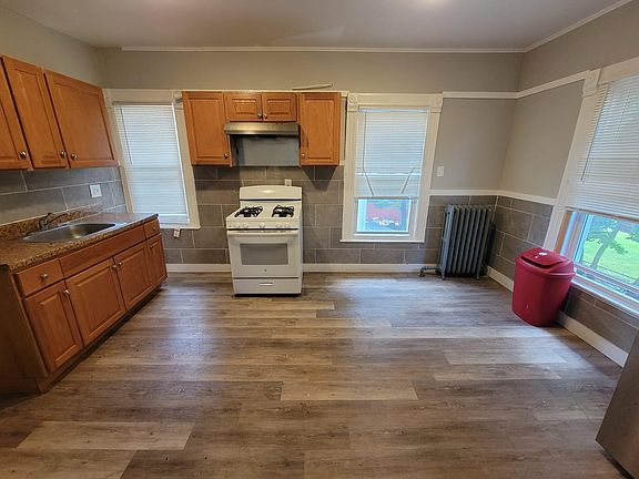 2nd image of 578 Howard Ave #2