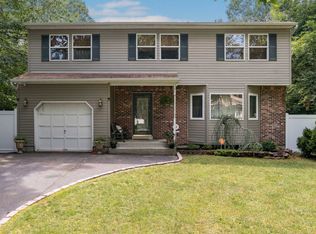 81 Maple Ave, Shirley, NY 11967