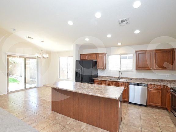 3rd image of 3033 E Tonto Dr