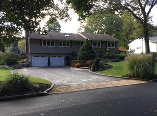 26 Camelia Pl, Hauppauge, NY 11788