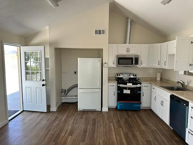 2163 N Santa Fe Ave — Photo 20
