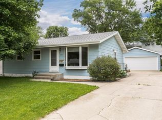 960 Hillview Dr, Marion, IA 52302