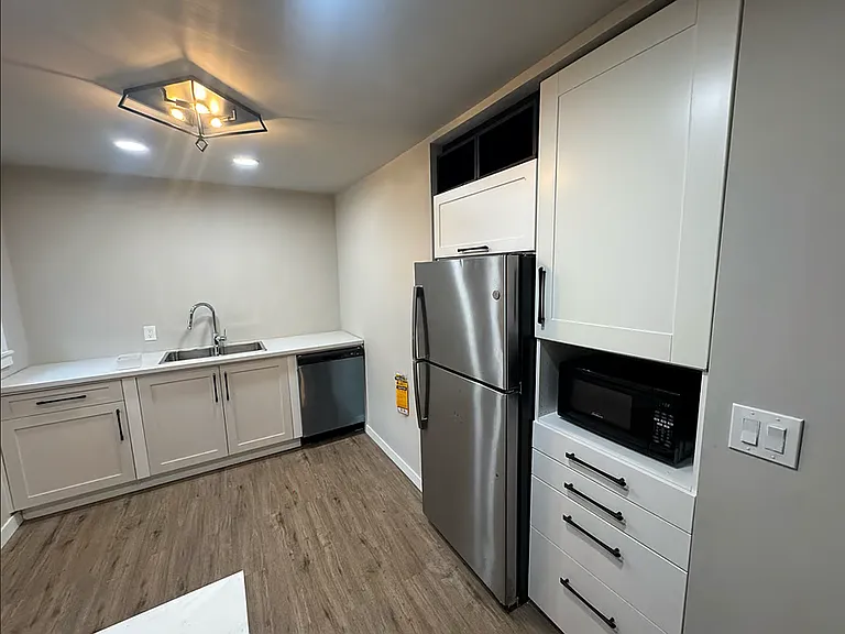 116 N Manhattan Pl — Photo 1