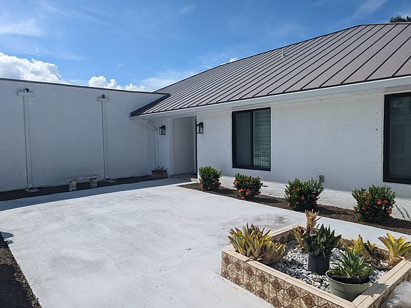 4th image of 430 SE Calmoso Dr