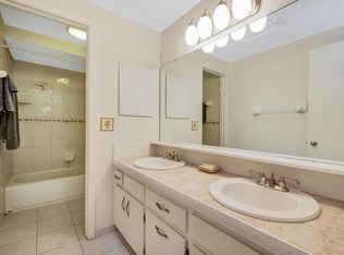 6827 12 Oaks Blvd, Tampa, FL 33634