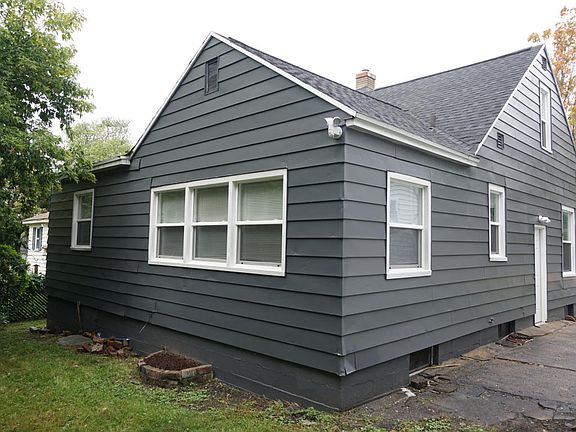 4th image of 906 Leonard St NE