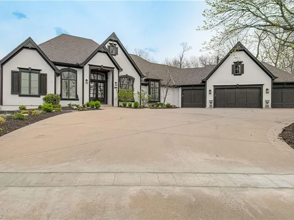 7055 NW Scenic Dr, Parkville, MO 64152