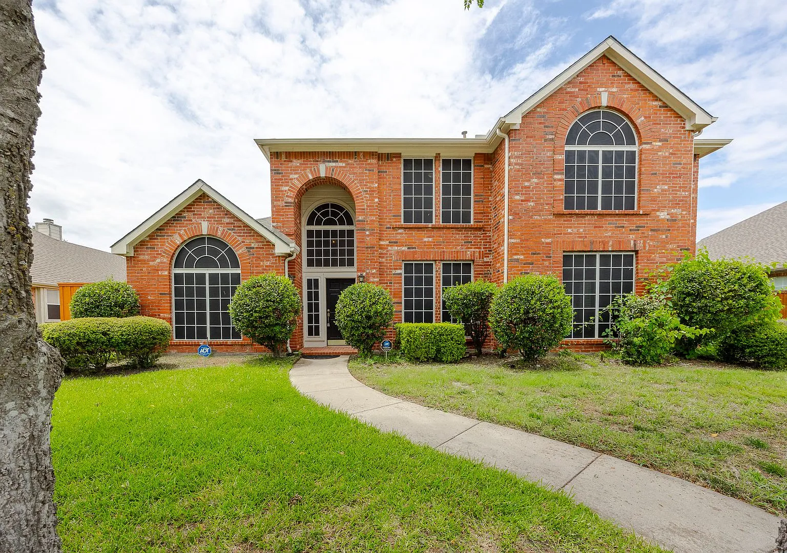 Discover comfort and elegance in this beautifully updated 4-bedroom, 3-bathroom home with 3,476 s... — Photo 1