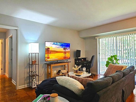4th image of 10619 Weymouth St APT 104