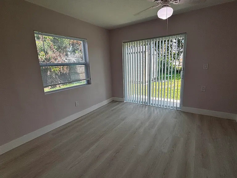 450 SW Eyerly Ave — Photo 3