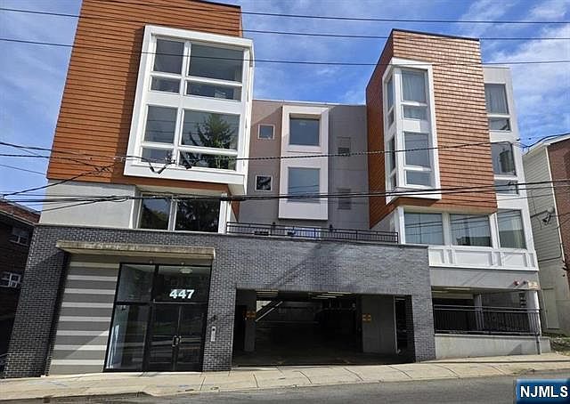 1st image of 447 Fairview Ave #304