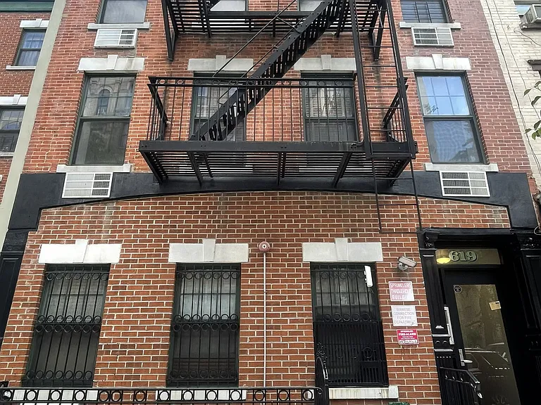 619 E 11th St #4A — Photo 1