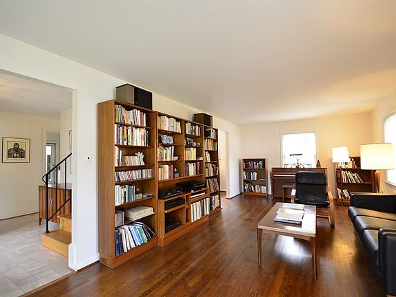 4th image of 5 Monument Ct