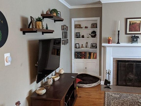 2nd image of 923 E 52nd St #1/2
