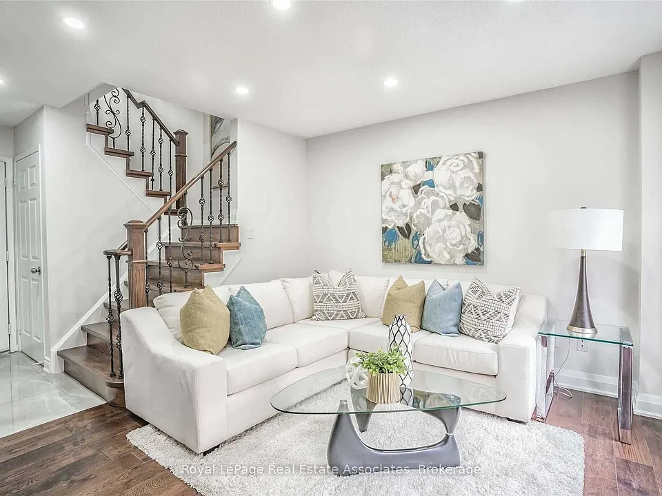 7153 Fairmeadow Cres