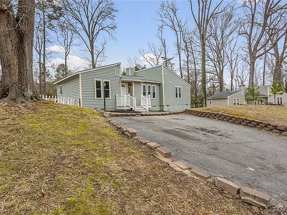 3rd image of 912 Arch Hill Dr