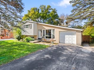 82 S Lodge Ln, Lombard, IL 60148