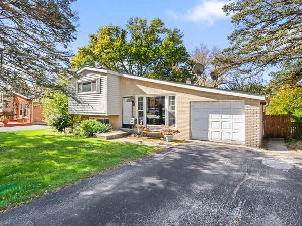 82 S Lodge Ln, Lombard, IL 60148