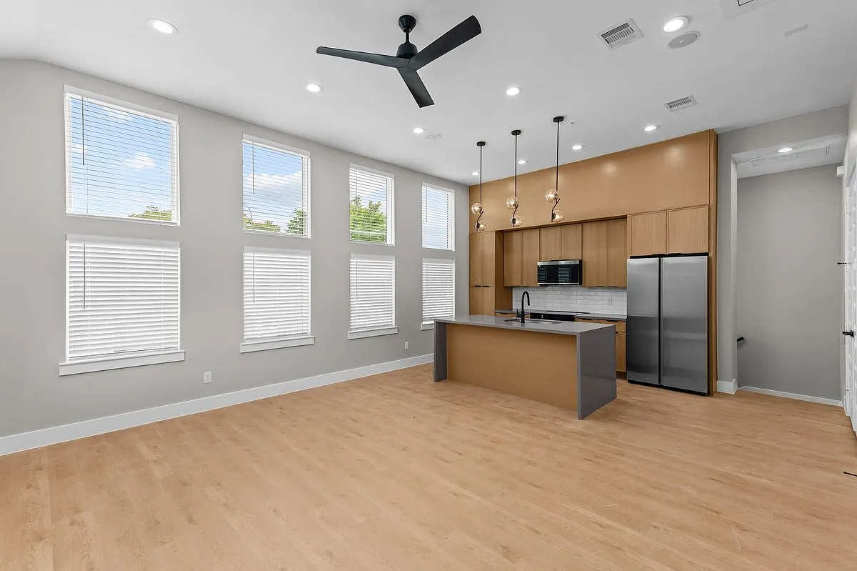 1 bed, 1.0 bath, 660 sqft, $985 — Photo 2
