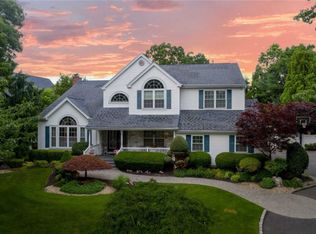 4 Weeping Cherry Ln, Commack, NY 11725