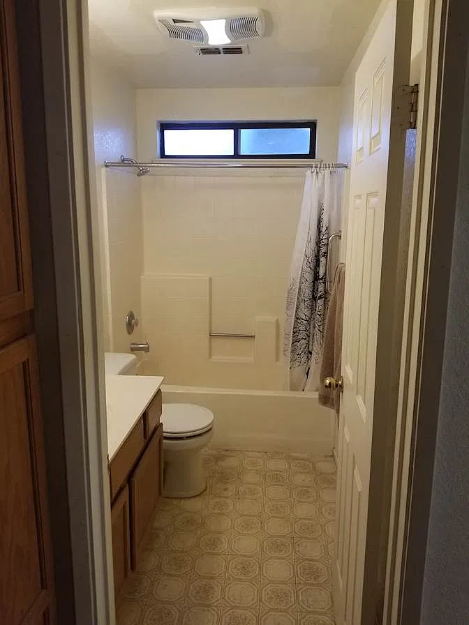 4 bed, 2400 sqft, $1,050 — Photo 4