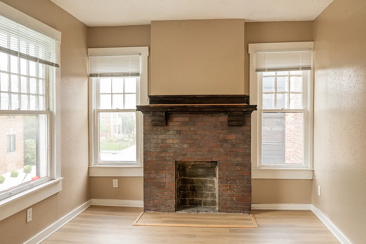 Building Photo - 219 E 17th St #D4