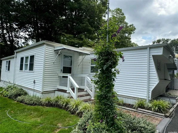 658 Sound Ave, Calverton, NY 11933