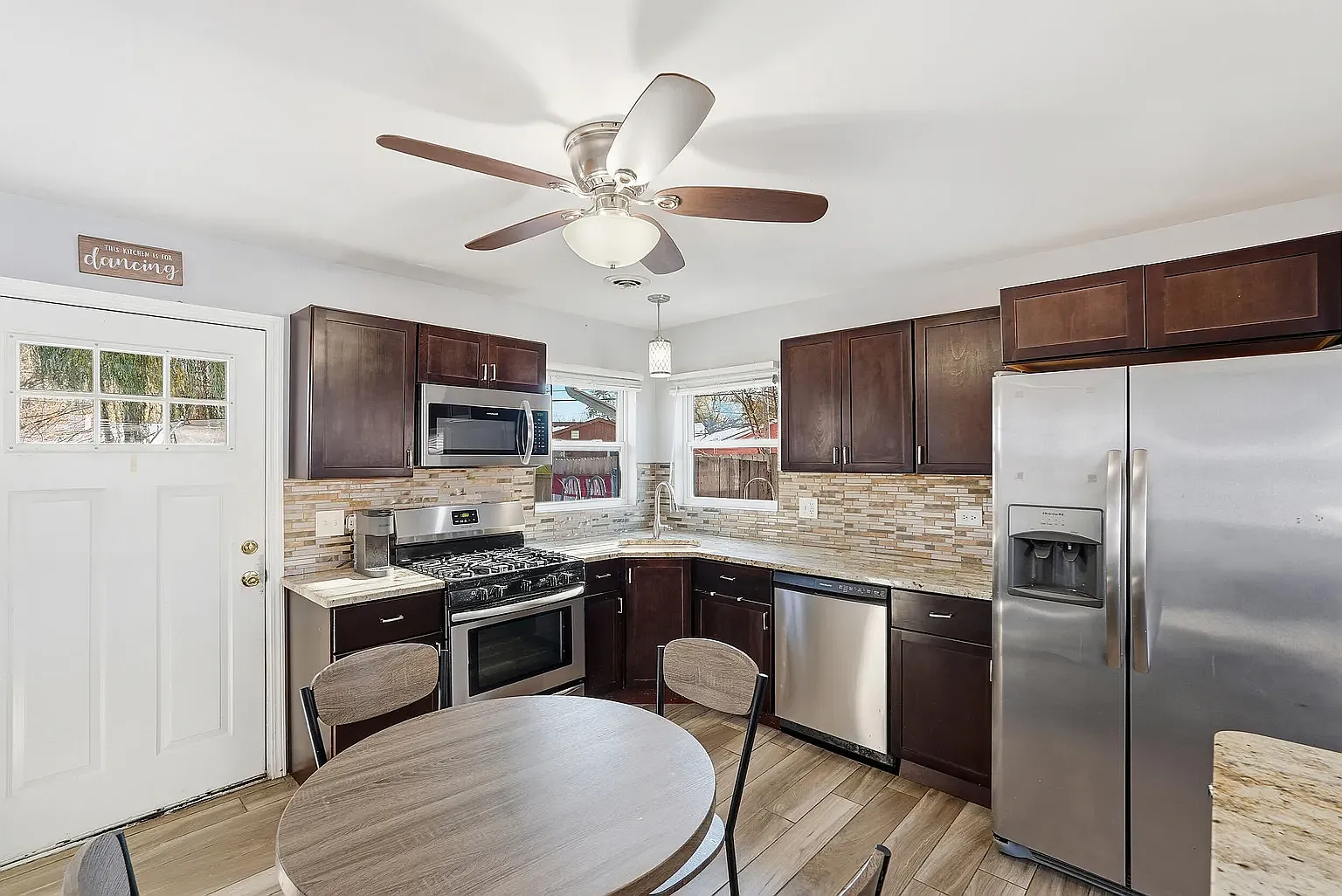 3 bed, 875 sqft, $2,180 — Photo 4