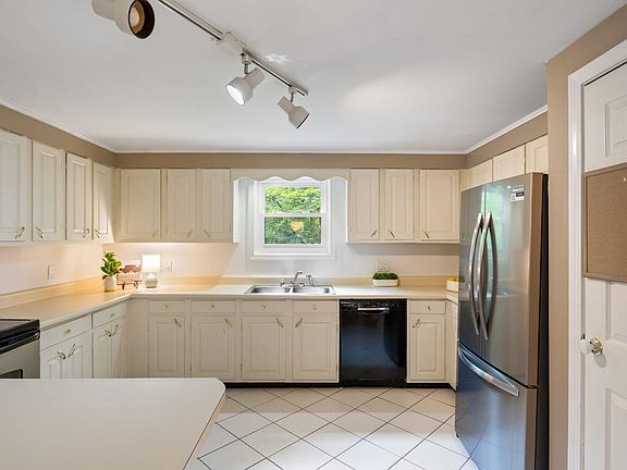 3rd image of 49 Irving Drive