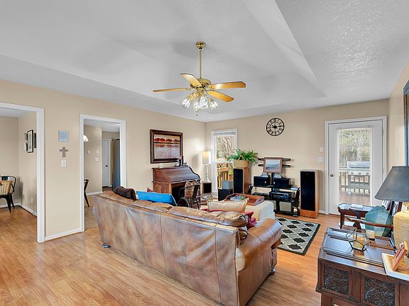 5th image of 437 Cresthaven Dr