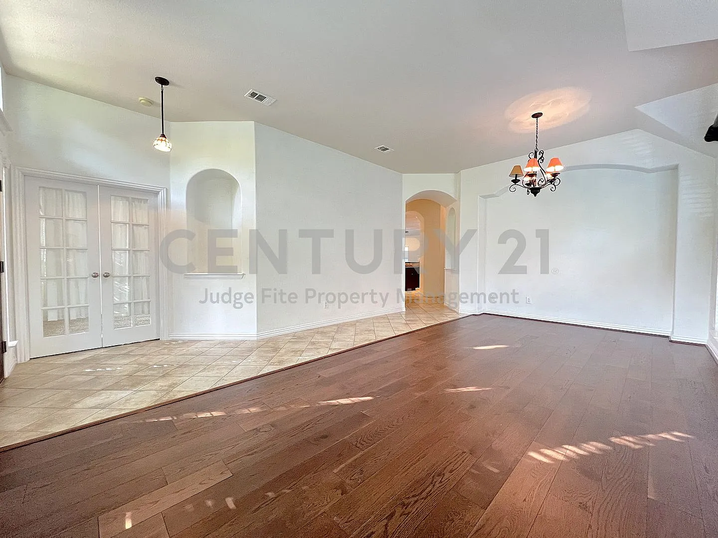 Stunning 4/2/2 In Denton ISD For Rent! — Photo 3