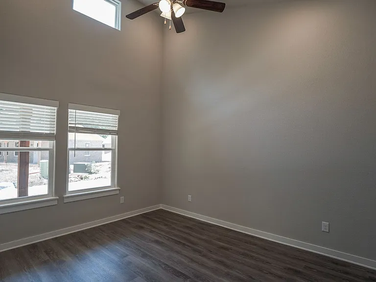 724 N Honey Locust Bnd — Photo 10
