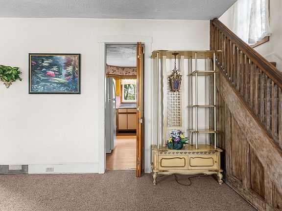 5th image of 303 Marion Ave