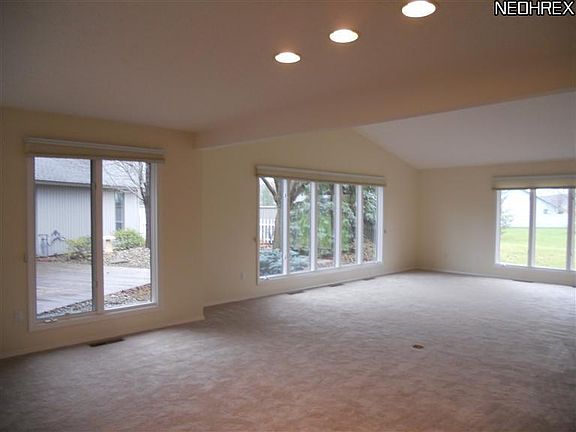 4th image of 33227 Glenwood Ct