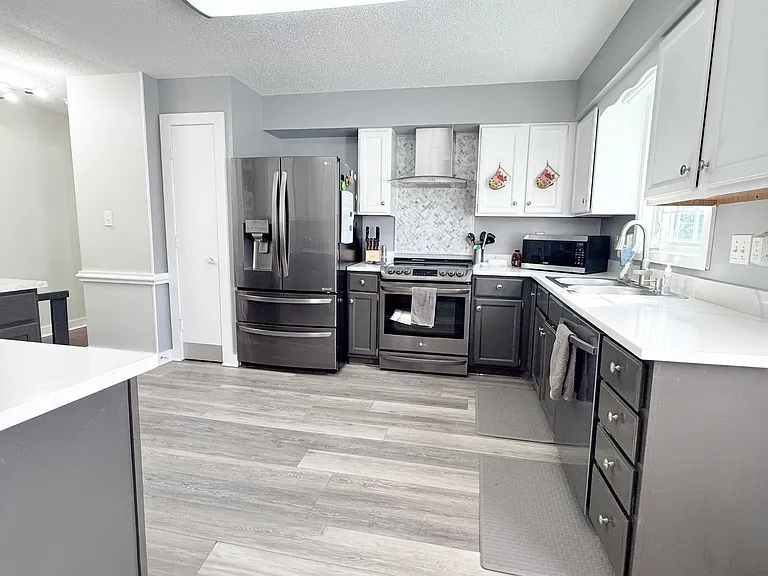 2106 Perry Dr — Photo 3