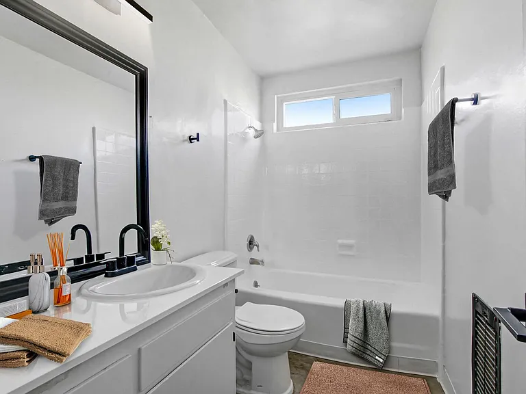 Valparaiso Apartments — Photo 16