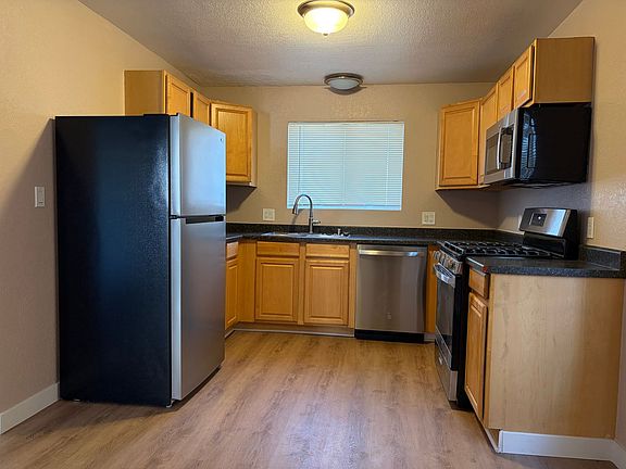 5th image of 422 E J St #A