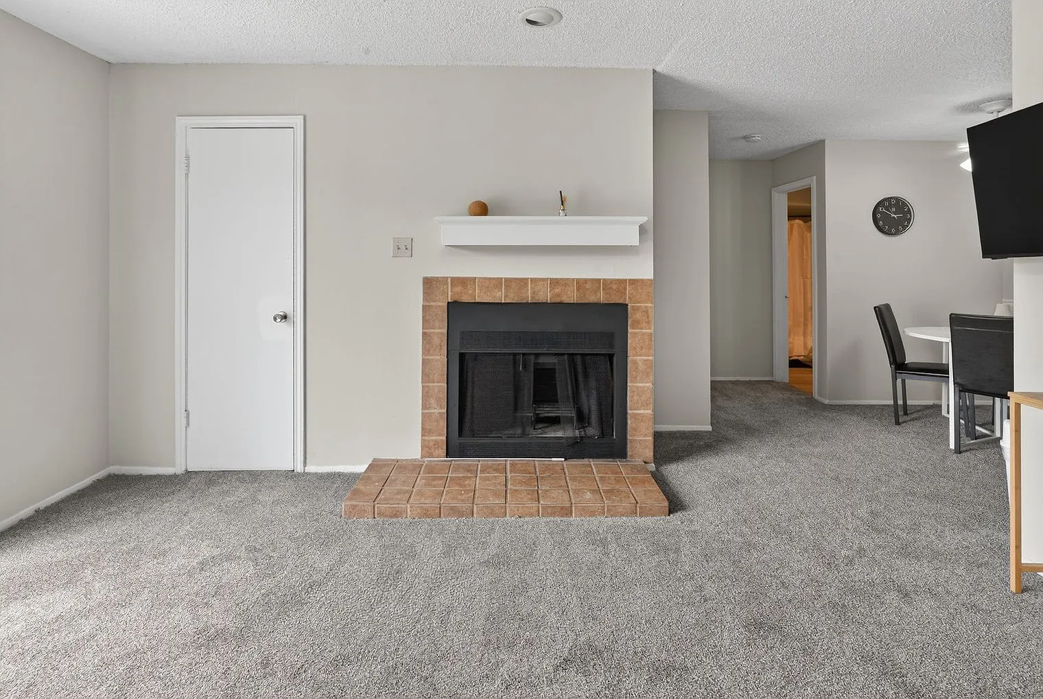 2 bed, 2.0 bath, 9515 sqft, $1,614 — Photo 3