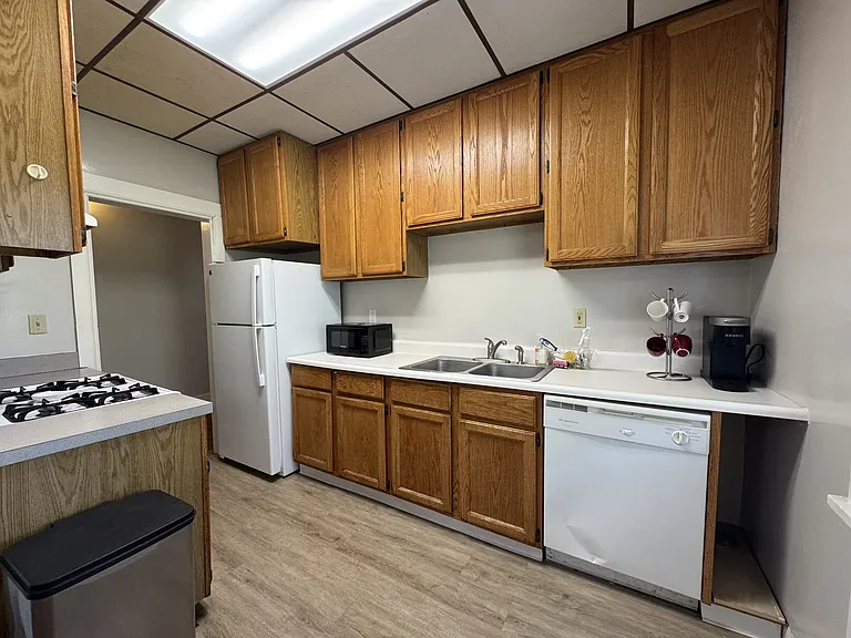 614 University Ave — Photo 10