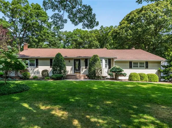215 Johnson Avenue, Islandia, NY 11749