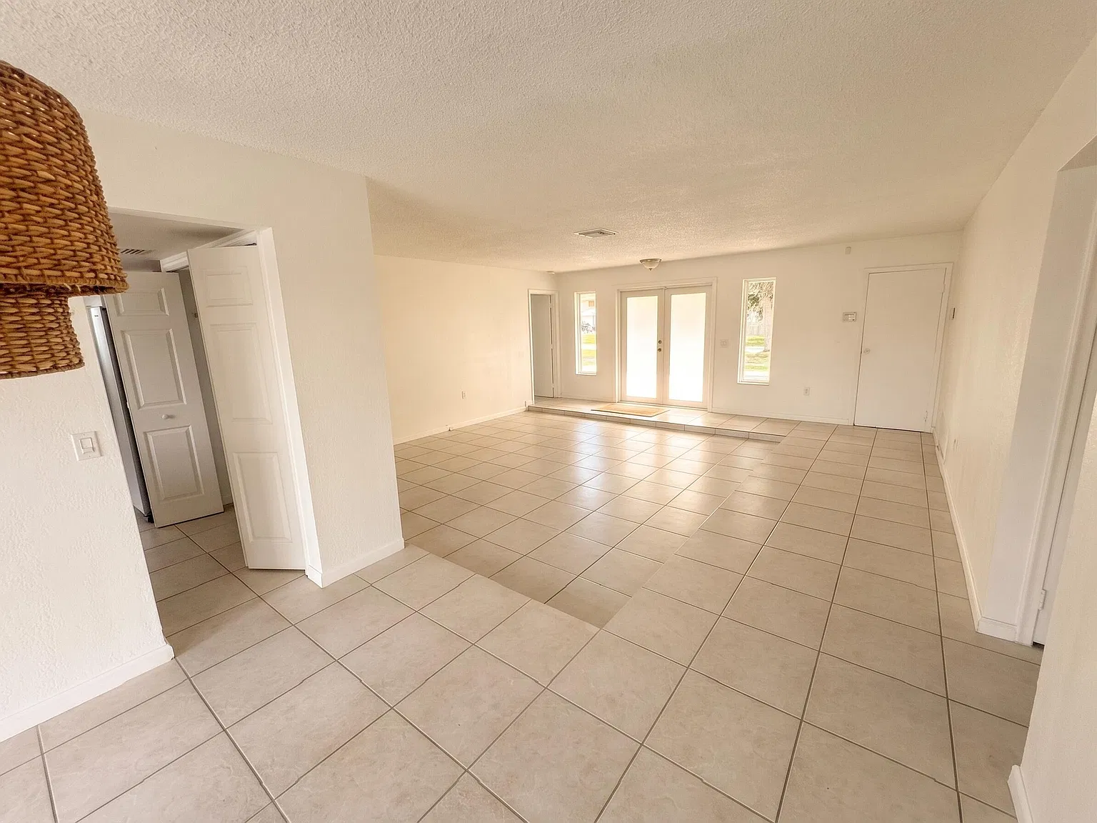 3 bed, 2.0 bath, 1790 sqft, $3,900 — Photo 3