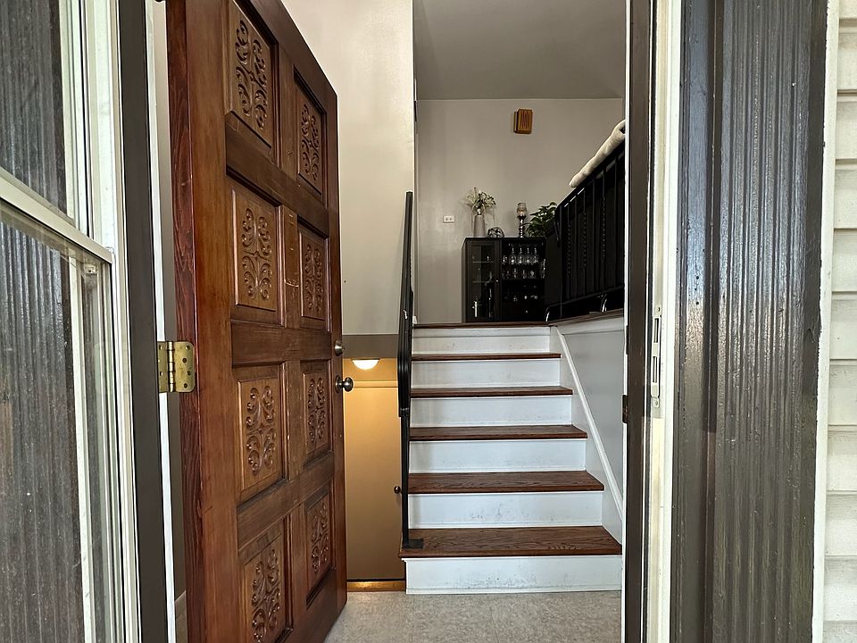 1st image of 160 W Fullerton Ave