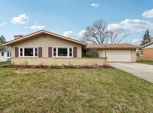 28 S Sycamore Ln, North Aurora, IL 60542