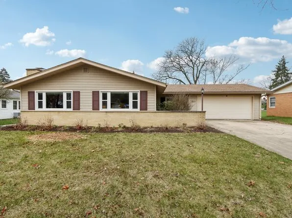 28 S Sycamore Ln, North Aurora, IL 60542