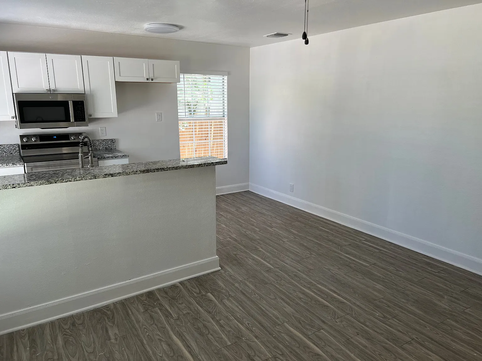 Charming Single Unit Home in San Antonio | 818 Hampton St | $1350/mo — Photo 3
