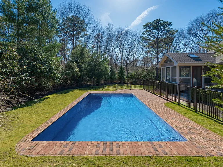 25 Rolling Woods Ct — Photo 17